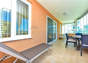 شقة مريحة من غرفتي نوم مع إطلالات خلابة على البحر