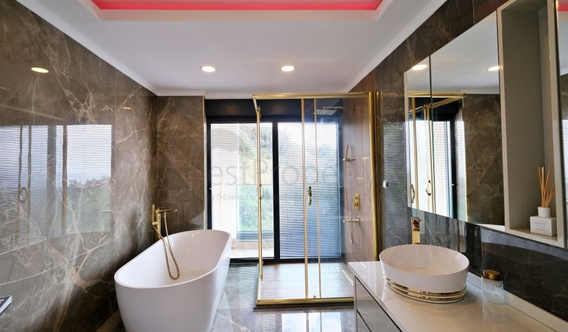 فيلا فاخرة 5 + 1 مع مناظر خلابة