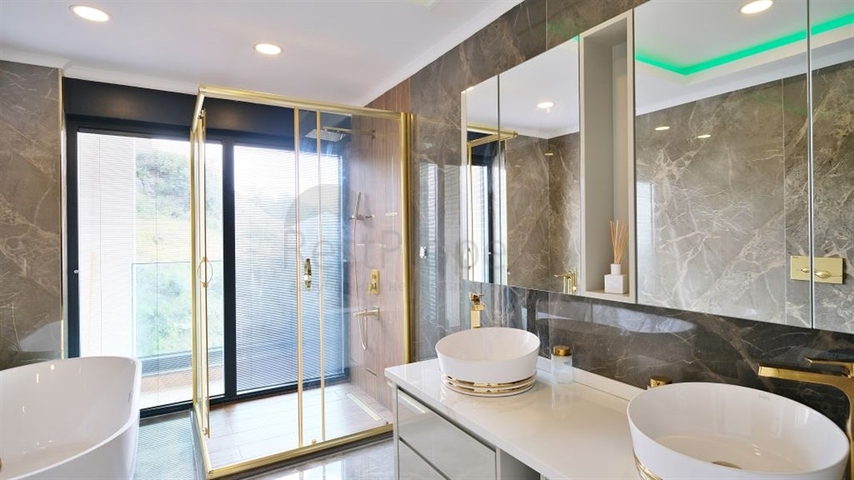 فيلا فاخرة 5 + 1 مع مناظر خلابة