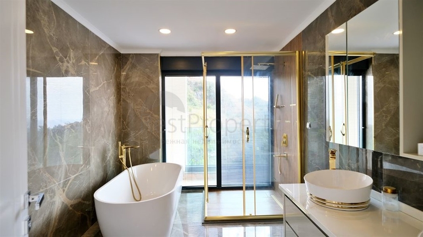 فيلا فاخرة 5 + 1 مع مناظر خلابة