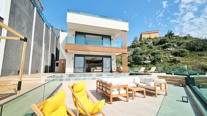 فيلا فاخرة 5 + 1 مع مناظر خلابة