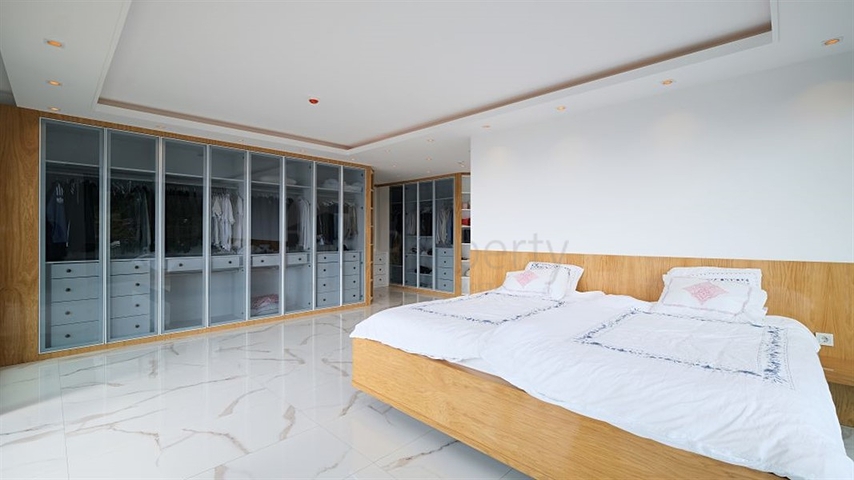 فيلا فاخرة 5 + 1 مع مناظر خلابة