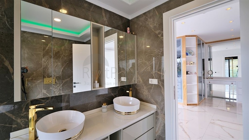 فيلا فاخرة 5 + 1 مع مناظر خلابة