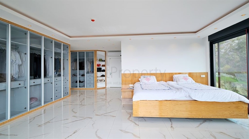 فيلا فاخرة 5 + 1 مع مناظر خلابة