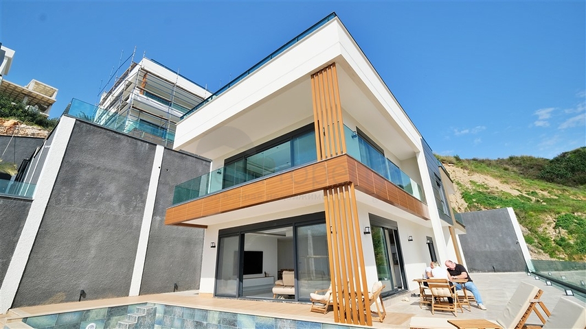 فيلا فاخرة 5 + 1 مع مناظر خلابة