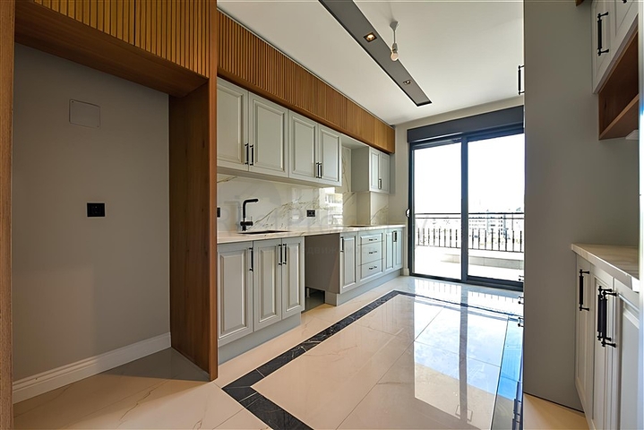 شقة مشرقة وواسعة في مجمع سكني حديث في منطقة أوبا