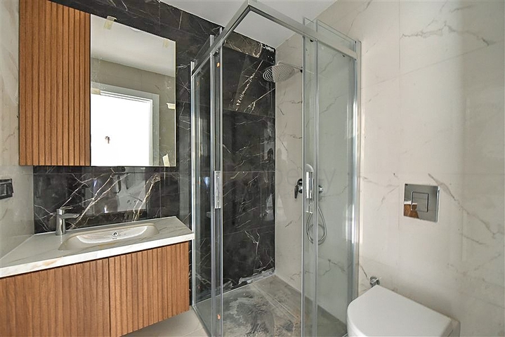 شقة فسيحة 4 + 1 في موقع ممتاز في كلا الاتجاهين