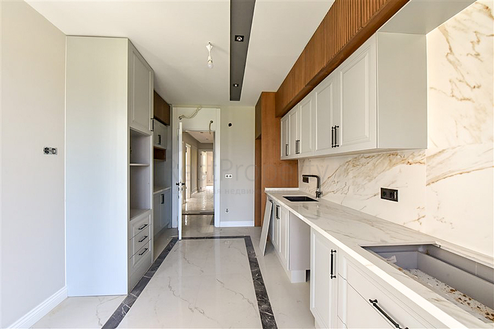 شقة فسيحة 4 + 1 في موقع ممتاز في كلا الاتجاهين