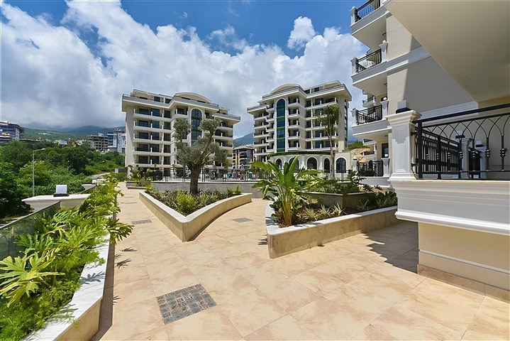 شقة فسيحة 4 + 1 في موقع ممتاز في كلا الاتجاهين