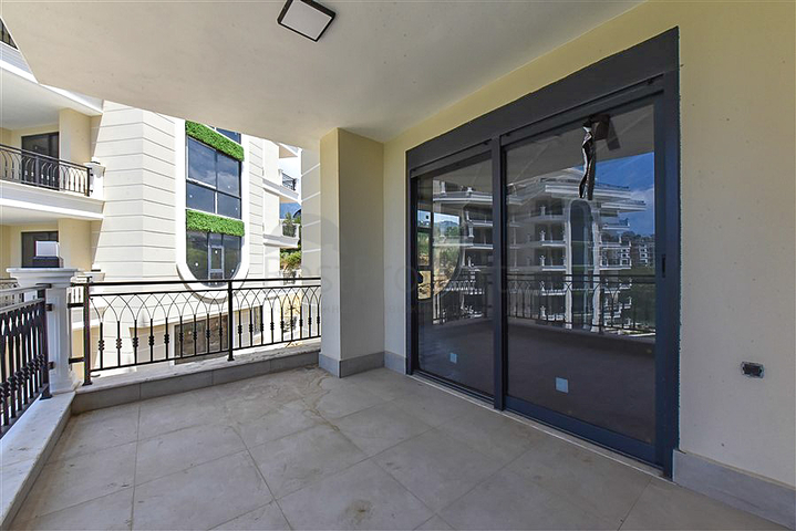 شقة فسيحة 4 + 1 في موقع ممتاز في كلا الاتجاهين