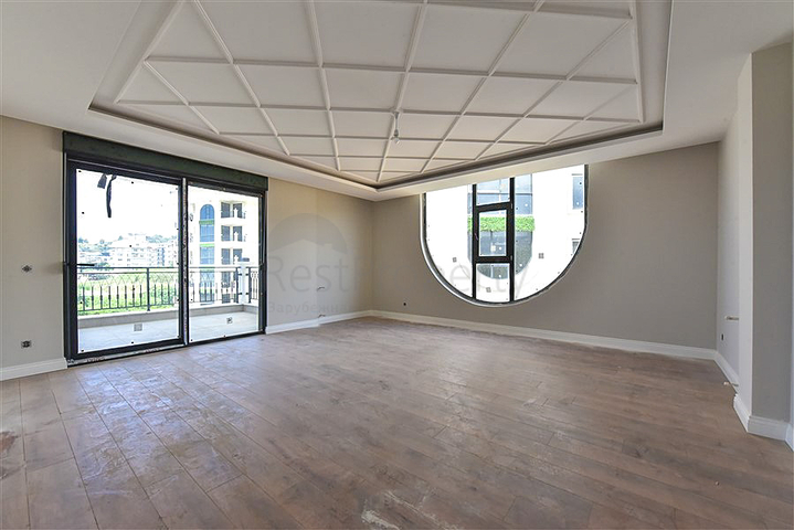 شقة فسيحة 4 + 1 في موقع ممتاز في كلا الاتجاهين