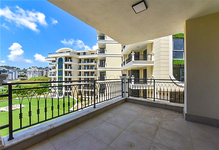 شقة فسيحة 4 + 1 في موقع ممتاز في كلا الاتجاهين