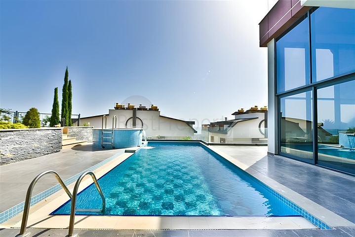 فيلا مطلة على البحر الأبيض المتوسط وقلعة ألانيا