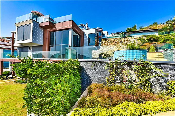 فيلا مطلة على البحر الأبيض المتوسط وقلعة ألانيا