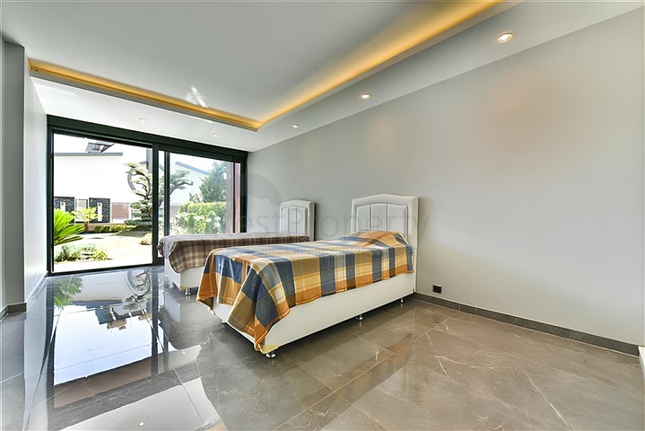 فيلا مطلة على البحر الأبيض المتوسط وقلعة ألانيا