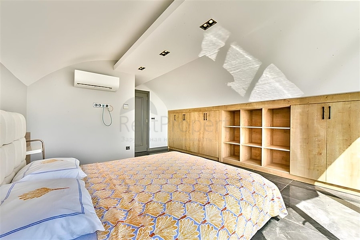 فيلا مطلة على البحر الأبيض المتوسط وقلعة ألانيا