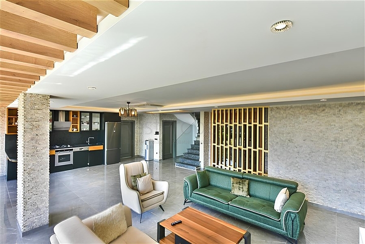 فيلا مطلة على البحر الأبيض المتوسط وقلعة ألانيا