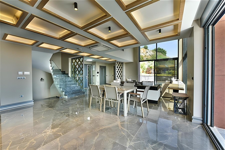 فيلا مطلة على البحر الأبيض المتوسط وقلعة ألانيا