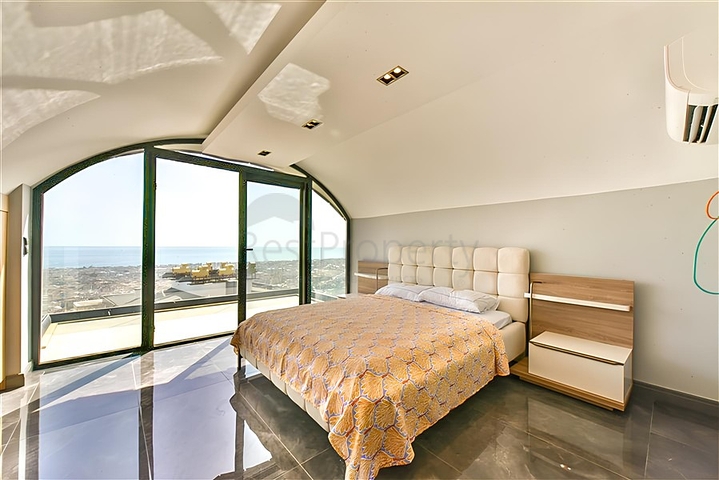 فيلا مطلة على البحر الأبيض المتوسط وقلعة ألانيا