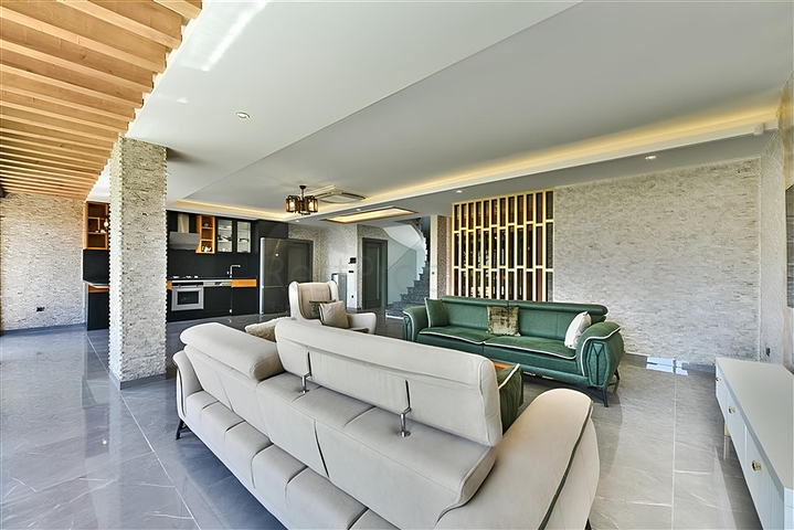 فيلا مطلة على البحر الأبيض المتوسط وقلعة ألانيا