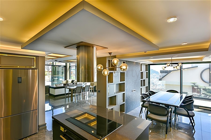 فيلا مطلة على البحر الأبيض المتوسط وقلعة ألانيا