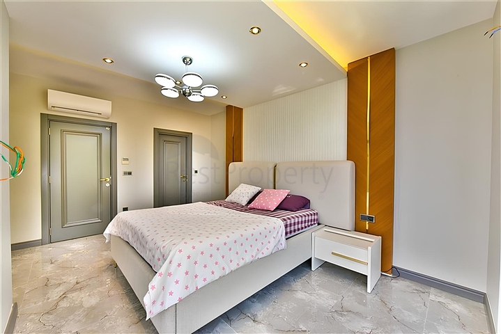 فيلا مطلة على البحر الأبيض المتوسط وقلعة ألانيا