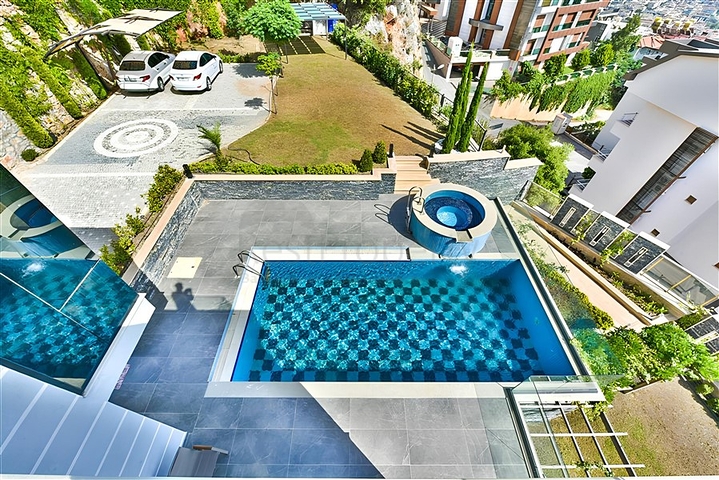 فيلا مطلة على البحر الأبيض المتوسط وقلعة ألانيا