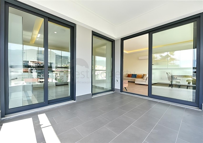 شقة 2+1 مع مطبخ منفصل على بعد 50 مترا من البحر في وسط ألانيا