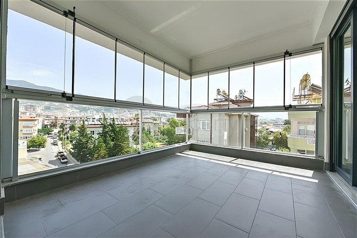 شقة 2+1 مع مطبخ منفصل على بعد 50 مترا من البحر في وسط ألانيا