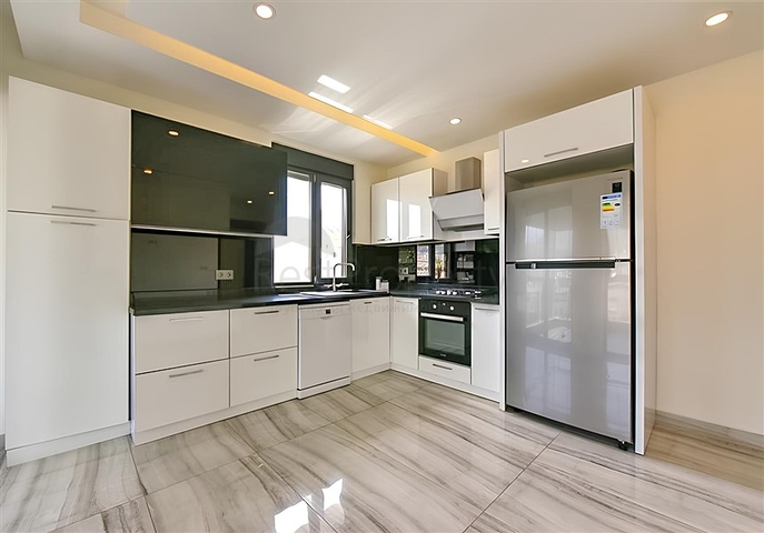 شقة 2+1 مع مطبخ منفصل على بعد 50 مترا من البحر في وسط ألانيا