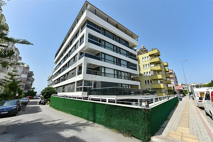 شقة 2+1 مع مطبخ منفصل على بعد 50 مترا من البحر في وسط ألانيا