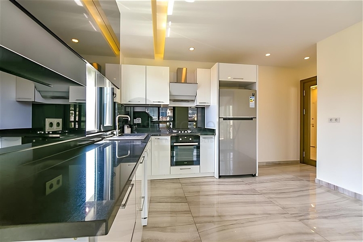 شقة 2+1 مع مطبخ منفصل على بعد 50 مترا من البحر في وسط ألانيا