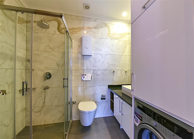 شقة 2+1 مع مطبخ منفصل على بعد 50 مترا من البحر في وسط ألانيا