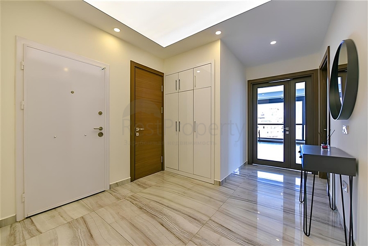 شقة 2+1 مع مطبخ منفصل على بعد 50 مترا من البحر في وسط ألانيا