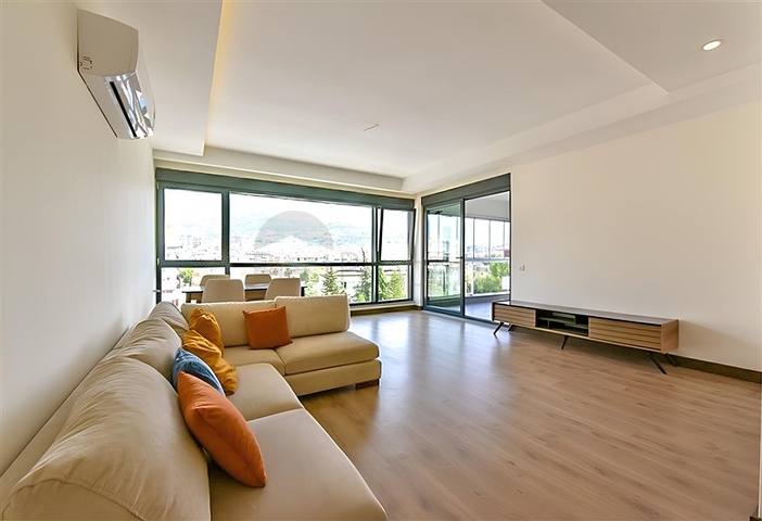 شقة 2+1 مع مطبخ منفصل على بعد 50 مترا من البحر في وسط ألانيا