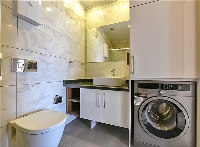 شقة 2+1 مع مطبخ منفصل على بعد 50 مترا من البحر في وسط ألانيا