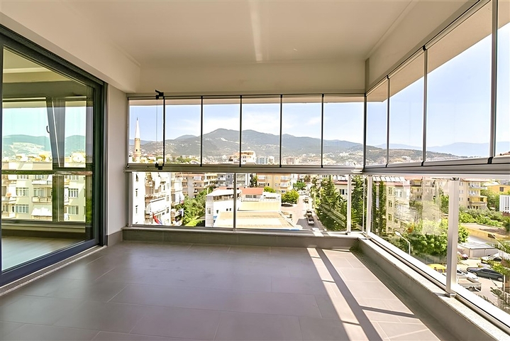 شقة 2+1 مع مطبخ منفصل على بعد 50 مترا من البحر في وسط ألانيا