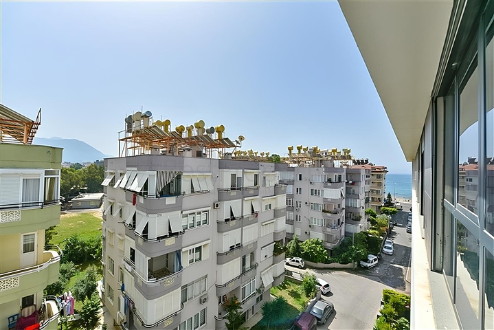 شقة 2+1 مع مطبخ منفصل على بعد 50 مترا من البحر في وسط ألانيا