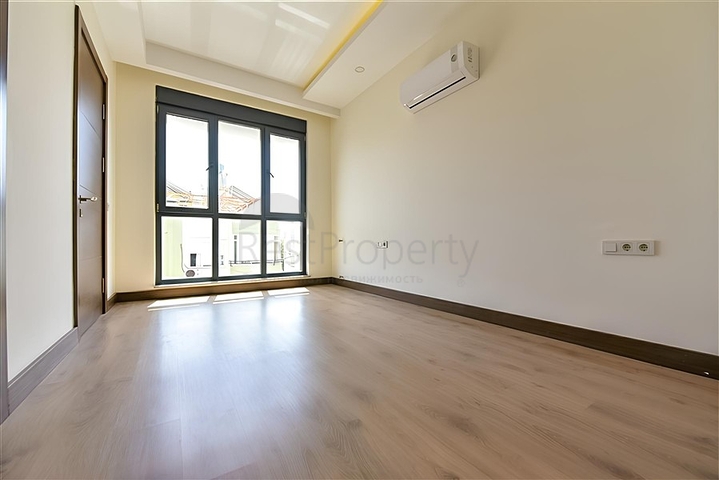 شقة 2+1 مع مطبخ منفصل على بعد 50 مترا من البحر في وسط ألانيا