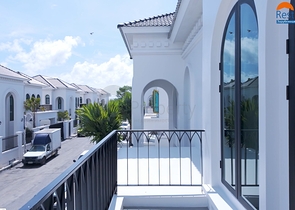 فيلات على طراز البحر الأبيض المتوسط في بانغ تاو