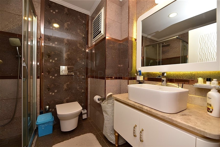 شقة 1+1 في منطقة محمودلار مطلة على البحر