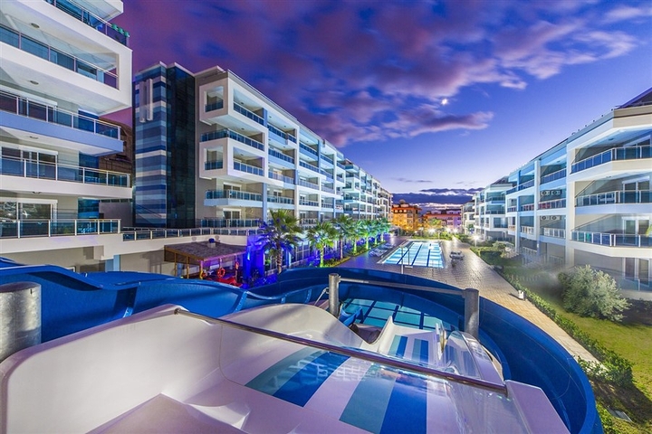 دوبلكس للبيع في كاستل - تصميم 4 غرف وصالة مفروشة - ضمن مجمع فاخر - في  كاستل / الانيا 