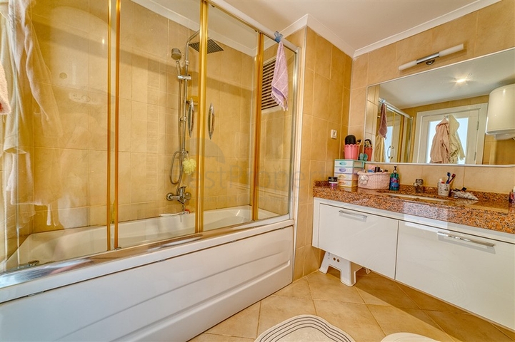 بنتهاوس من أربع غرف في منطقة أوبا