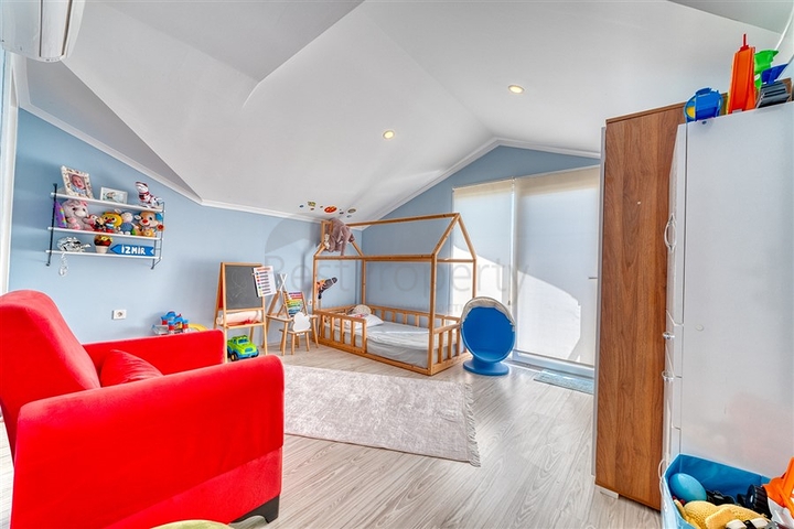 بنتهاوس من أربع غرف في منطقة أوبا