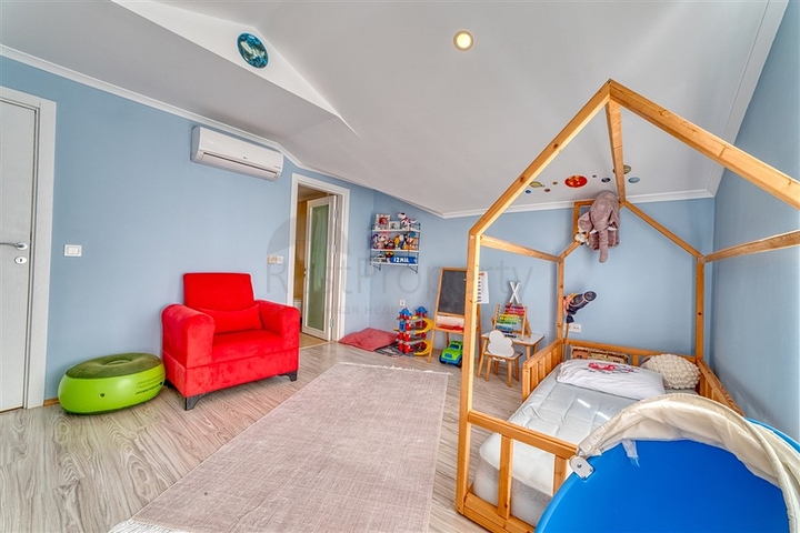 بنتهاوس من أربع غرف في منطقة أوبا