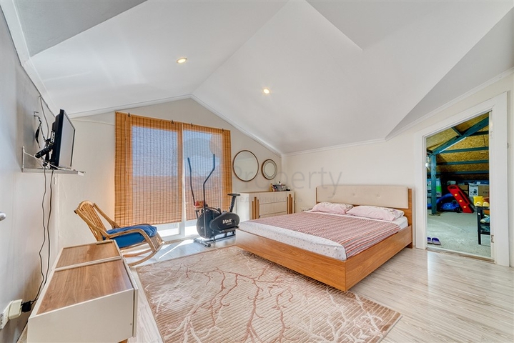 بنتهاوس من أربع غرف في منطقة أوبا