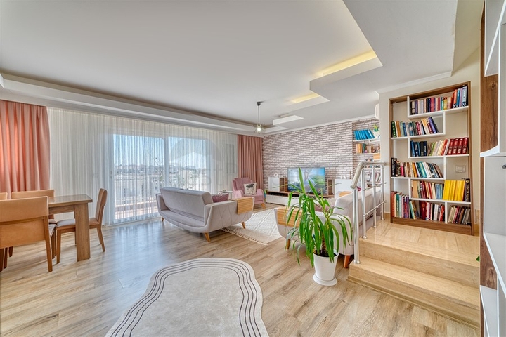 بنتهاوس من أربع غرف في منطقة أوبا