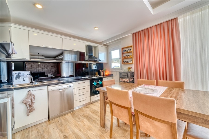 بنتهاوس من أربع غرف في منطقة أوبا