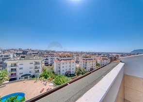 بنتهاوس من أربع غرف في منطقة أوبا