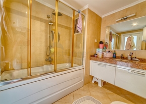 بنتهاوس من أربع غرف في منطقة أوبا